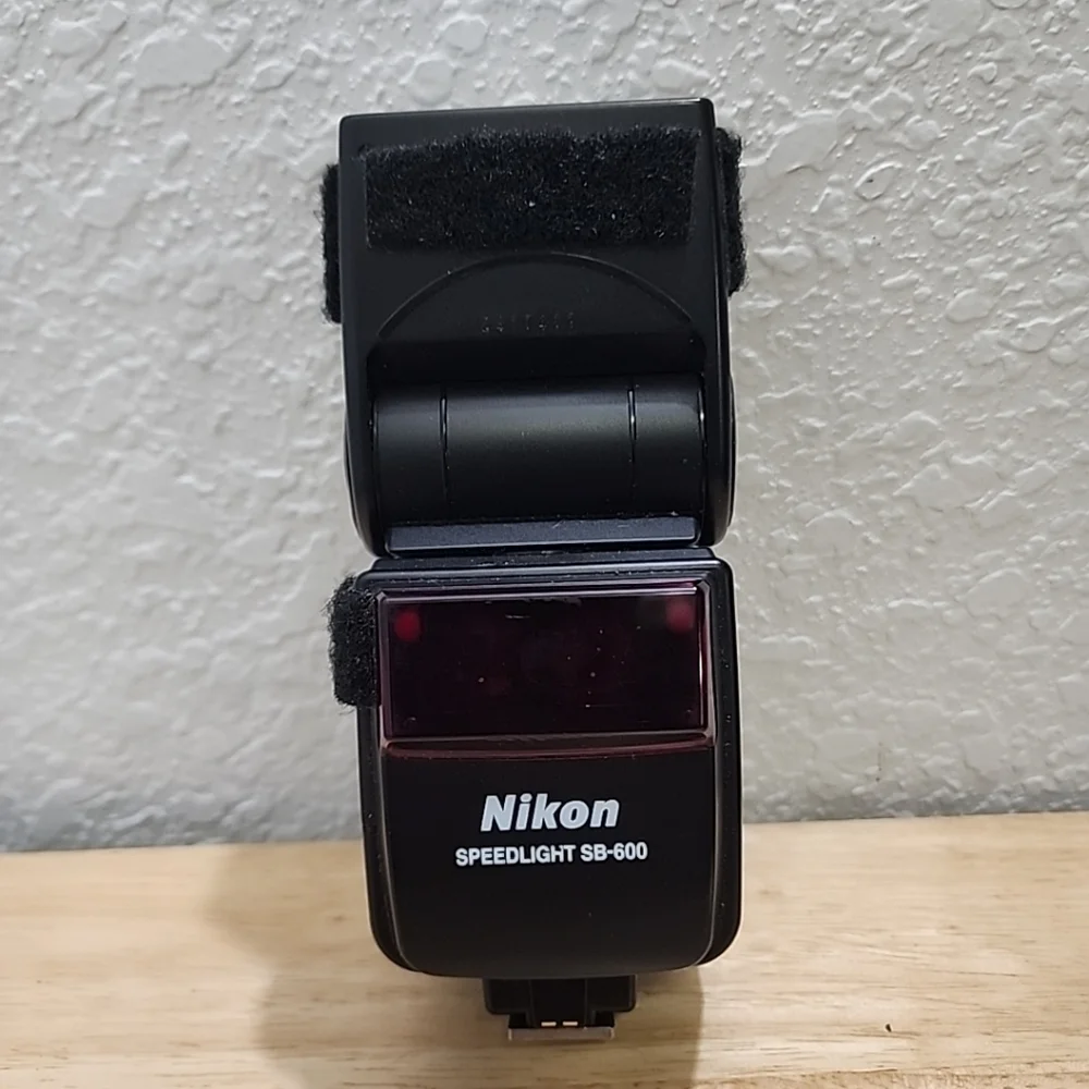 Nikon Speedlight SB-600 Mount Flash / Works GREAT!